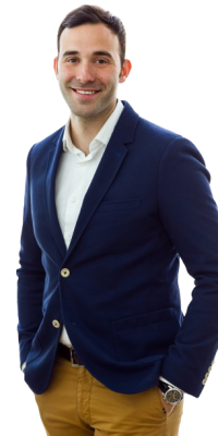 homem-de-sorriso-no-casaco-azul-no-estudio-removebg-preview